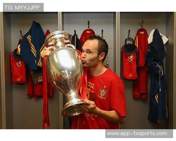 伊涅斯塔荣获环足奖生涯贡献奖与德约维蒂尼亚合影庆祝 伊涅斯塔荣获环足奖生涯贡献奖与德约维蒂尼亚合影庆祝