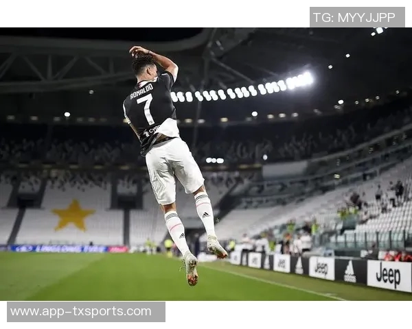 C罗训练中展现灿烂笑容期待新赛季精彩表现和更多进球挑战