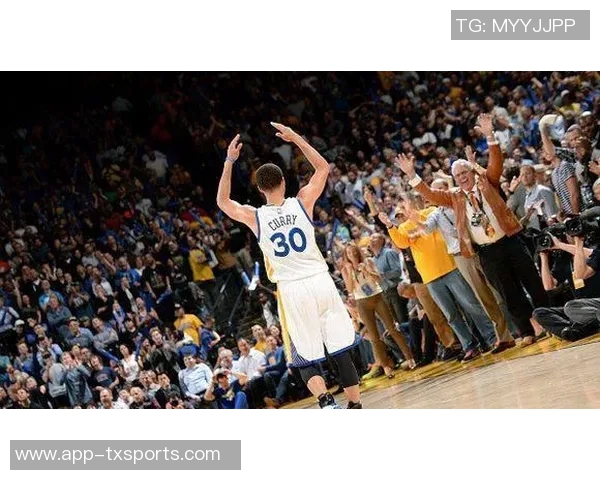 比赛中库里鼓励波杰姆斯基果断出手尽情发挥展现自我投篮风格 比赛中库里鼓励波杰姆斯基果断出手尽情发挥展现自我投篮风格